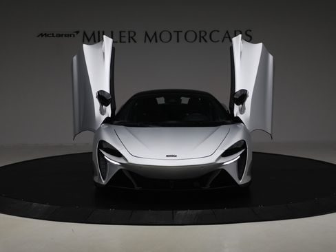 Used 2023 McLaren Artura image 13