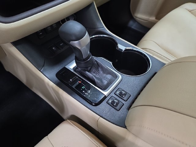 Used 2018 Toyota Highlander XLE AWD/4WD image 25