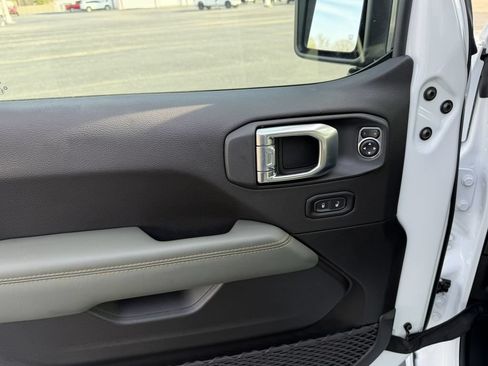 New 2026 Jeep Gladiator Mojave w/ Technology Group AWD/4WD image 16