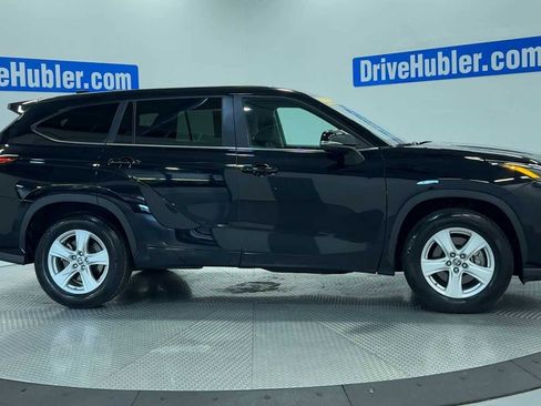 Used 2025 Toyota Highlander LE FWD image 9
