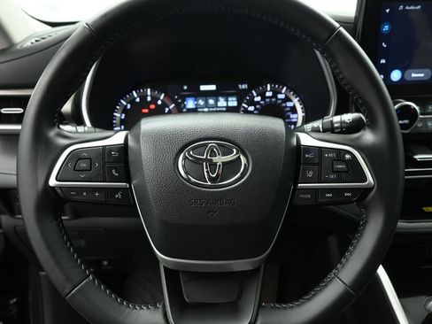 Used 2023 Toyota Highlander XLE image 12