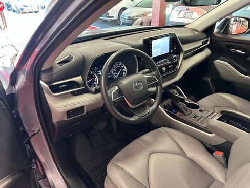 Used 2022 Toyota Highlander XLE AWD/4WD image 11