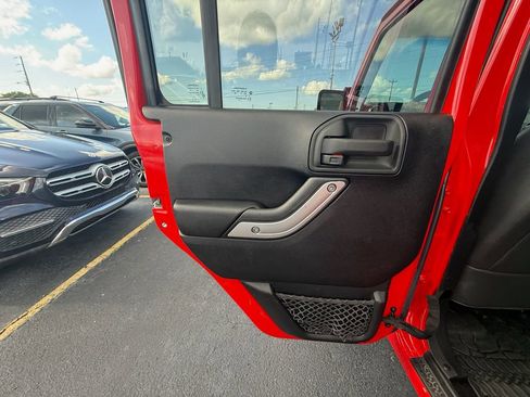 Used 2015 Jeep Wrangler Unlimited Rubicon w/ Dual Top Group AWD/4WD image 18
