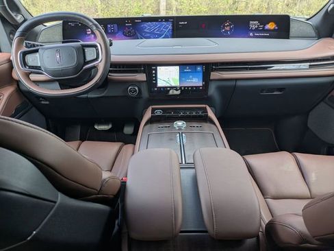 New 2026 Lincoln Navigator L Reserve AWD/4WD image 13