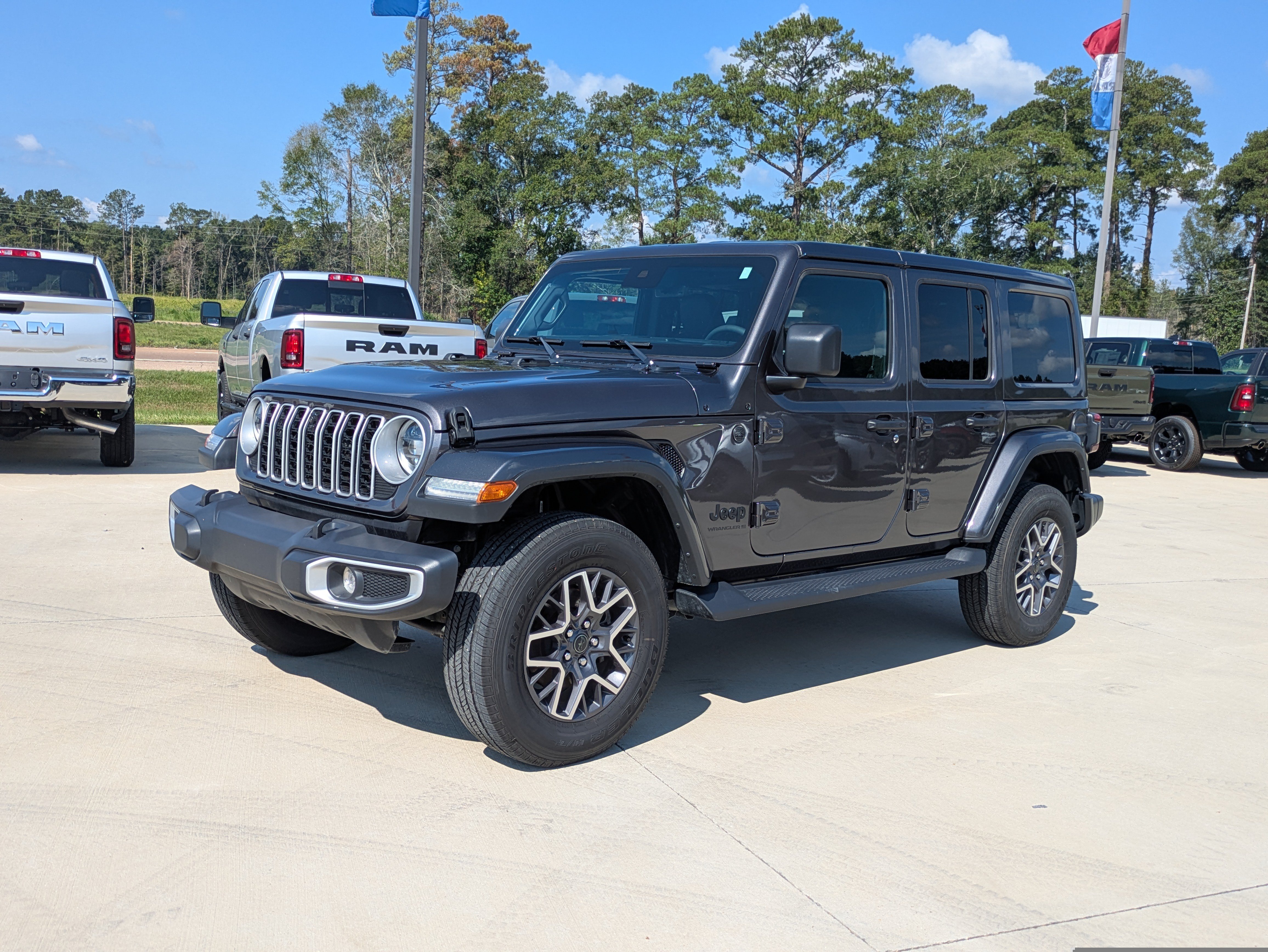 Used 2025 Jeep Wrangler Unlimited Sahara AWD/4WD image 1