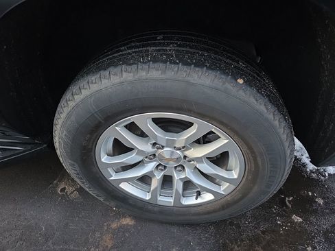 Used 2023 Chevrolet Suburban LT image 6