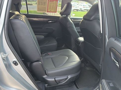 Certified 2020 Toyota Highlander Limited FWD image 13