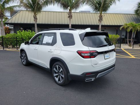 Used 2025 Honda Pilot Touring image 8