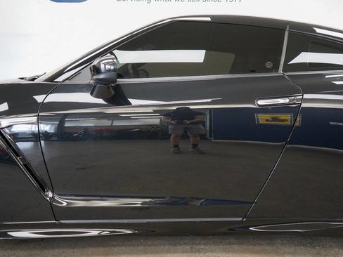 Used 2021 Nissan GT-R Premium image 9