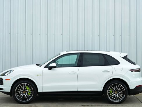 Used 2023 Porsche Cayenne Platinum Edition image 9