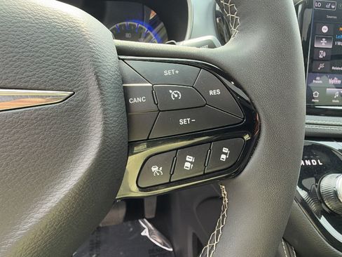 Used 2025 Chrysler Pacifica Limited FWD image 29