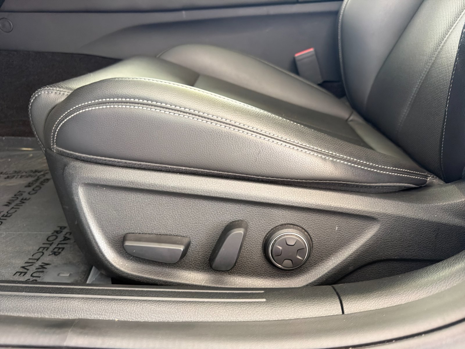 Used 2025 Genesis G70 2.5T RWD image 12