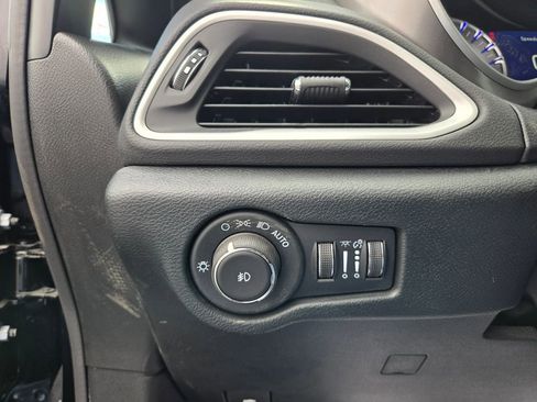Used 2026 Chrysler Pacifica Select FWD image 16