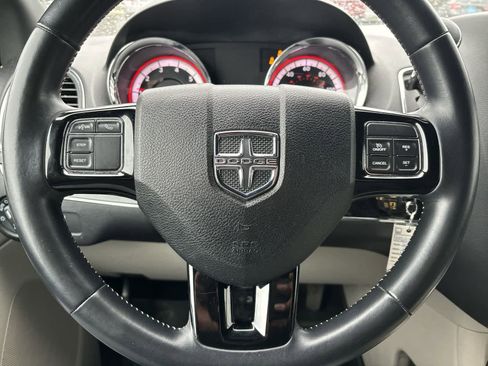 Used 2019 Dodge Grand Caravan SXT image 9