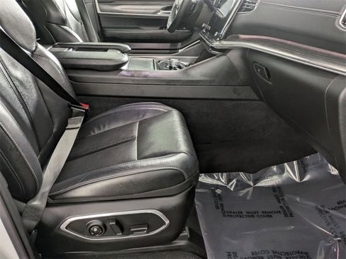 Certified 2024 Jeep Wagoneer Series II w/ Flexible Seating Group image 32