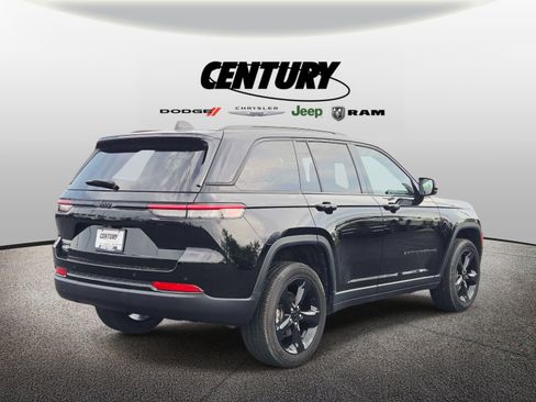 Used 2024 Jeep Grand Cherokee Altitude image 4