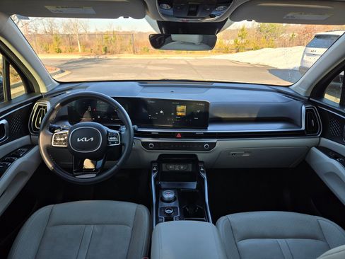 Certified 2025 Kia Sorento EX w/ EX Panoramic Sunroof Package image 10