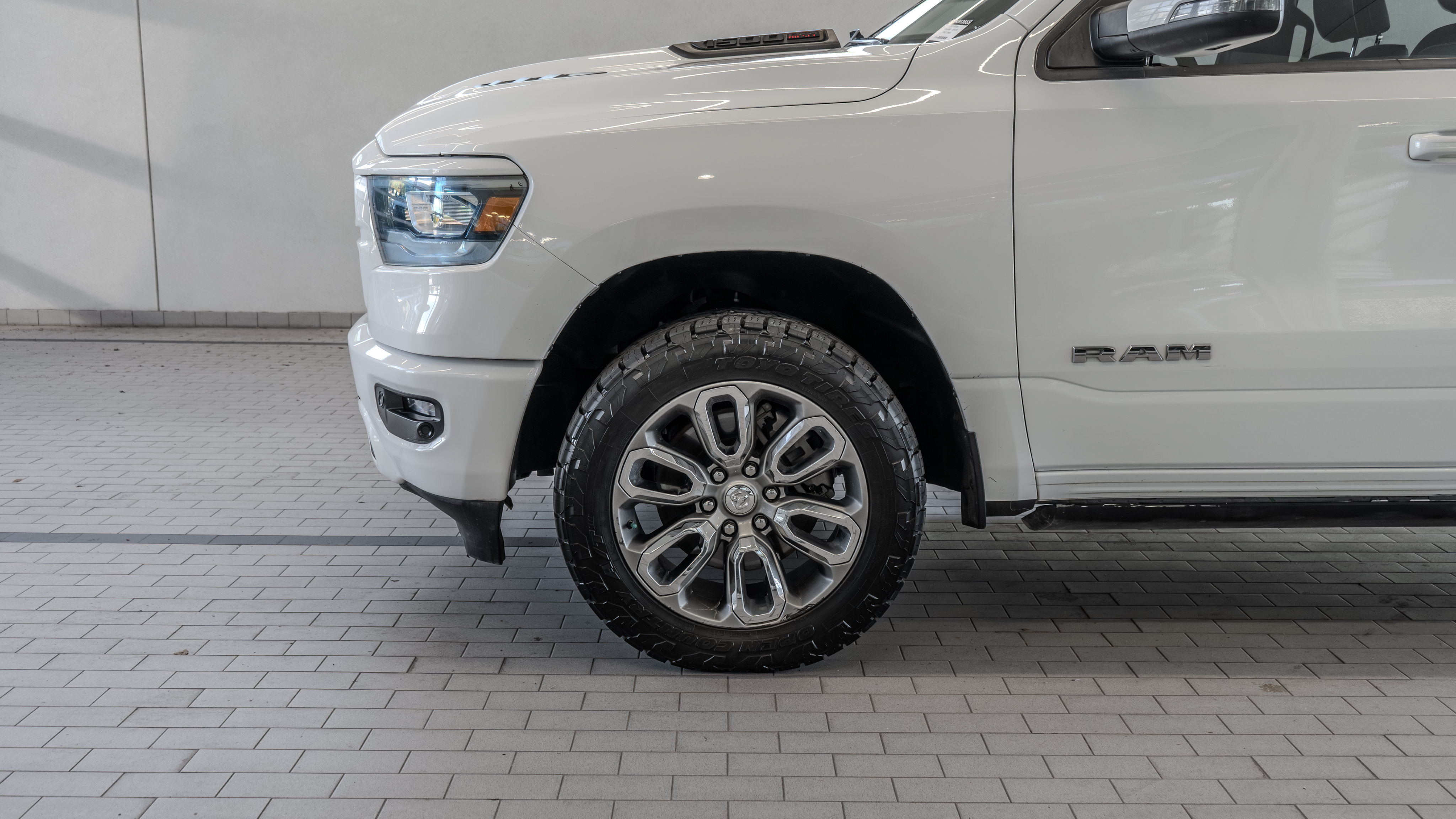 Used 2023 RAM 1500 Laramie AWD/4WD image 4