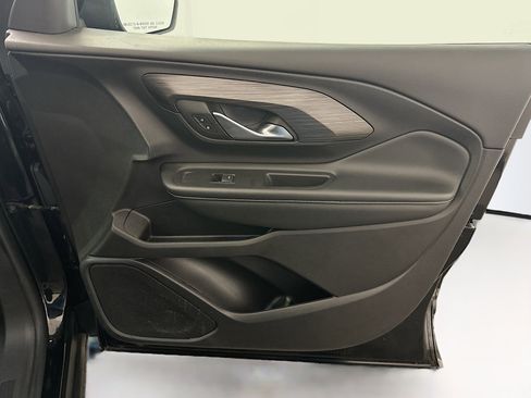 Used 2024 GMC Terrain SLT image 33