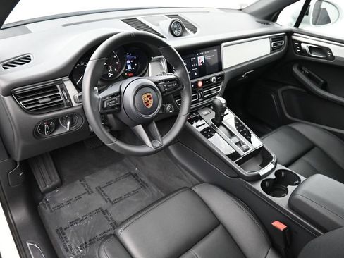 Certified 2026 Porsche Macan AWD/4WD image 4