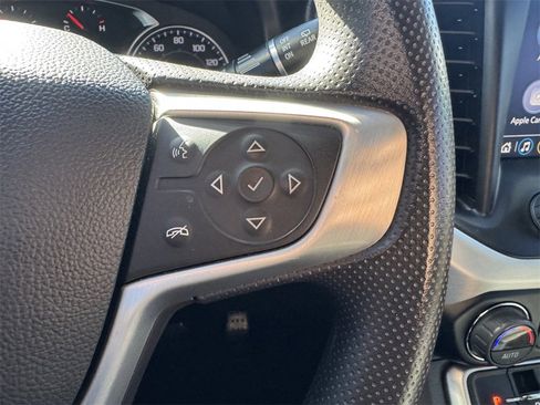 Used 2023 GMC Acadia SLE image 9