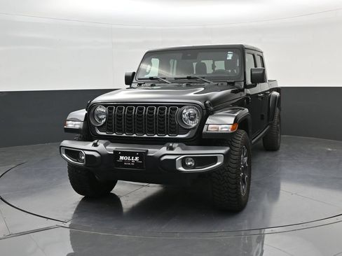 Used 2024 Jeep Gladiator Sport w/ Premium Package AWD/4WD image 3
