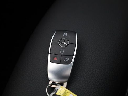 Used 2025 Mercedes-Benz GLB 250 4MATIC w/ Exclusive Package image 27