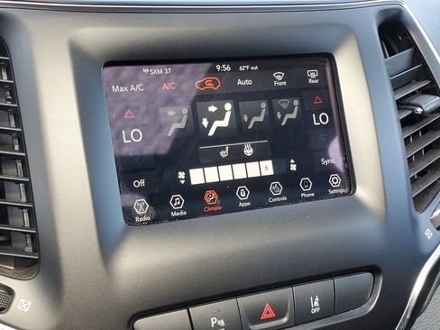 Used 2020 Jeep Cherokee Latitude Lux w/ Comfort/Convenience Group AWD/4WD image 18