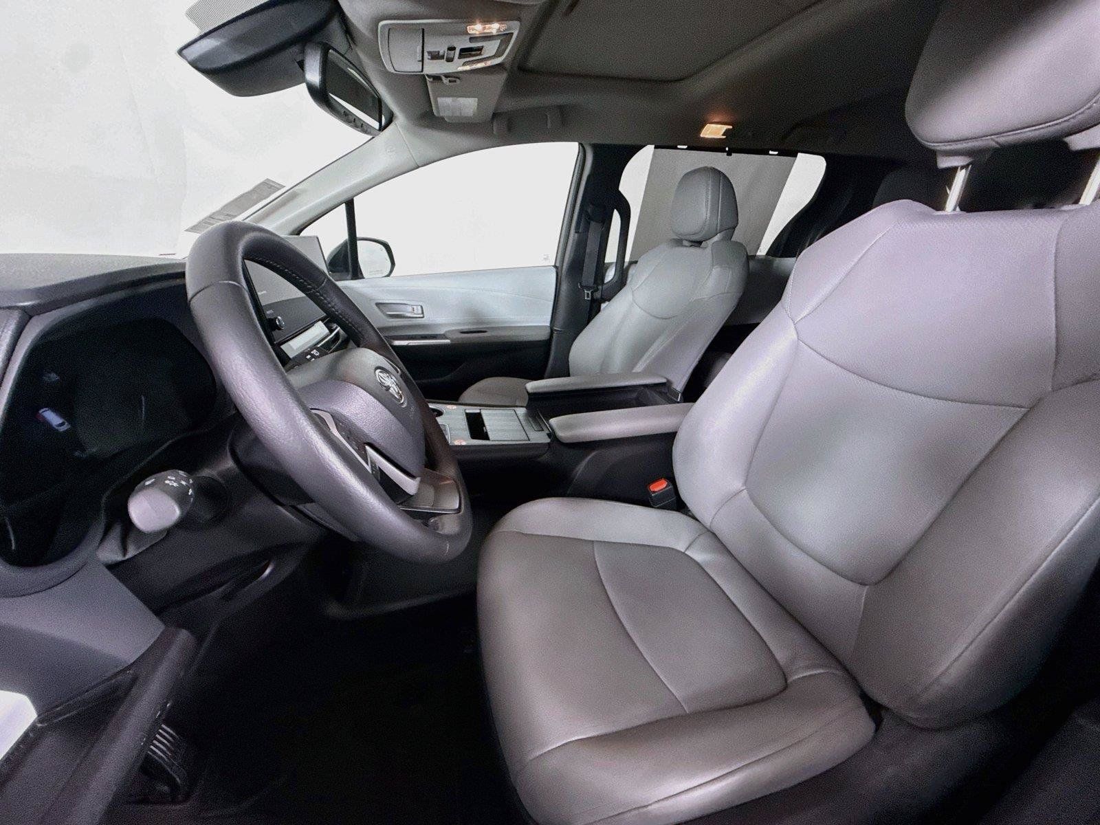Certified 2026 Toyota Sienna XLE FWD image 3