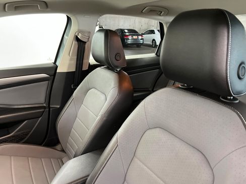 Used 2025 Volkswagen Jetta SE FWD image 18