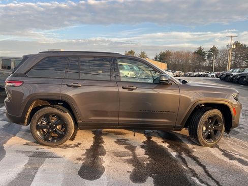 New 2025 Jeep Grand Cherokee Altitude image 9