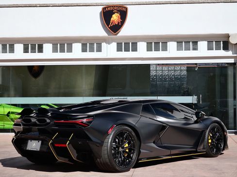 Used 2024 Lamborghini Revuelto image 3