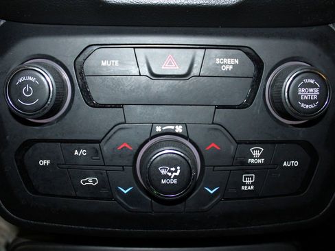 Used 2020 Jeep Renegade Latitude w/ Cold Weather Group image 19