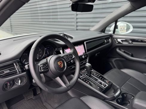 Certified 2025 Porsche Macan AWD/4WD image 4