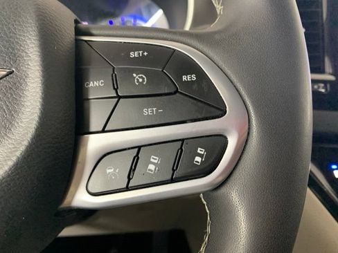 Used 2024 Chrysler Pacifica Touring-L FWD image 31