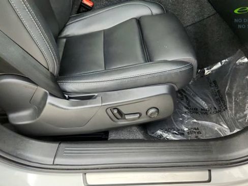 Used 2025 Volvo XC40 B5 Plus AWD/4WD image 37