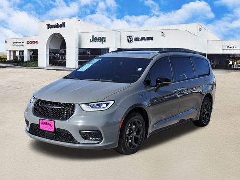 Used 2024 Chrysler Pacifica Premium image 3