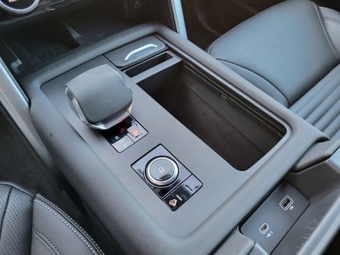 Used 2024 Land Rover Discovery Dynamic SE image 29