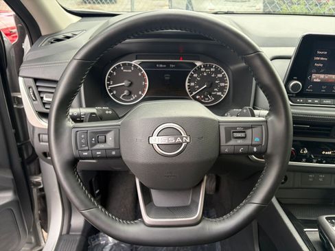 Used 2025 Nissan Rogue SV image 28