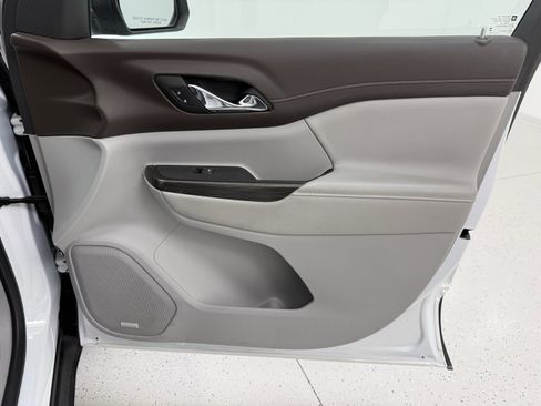 Used 2023 GMC Acadia SLT image 28