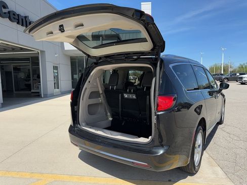 Used 2017 Chrysler Pacifica Touring-L Plus w/ Tire & Wheel Group image 14