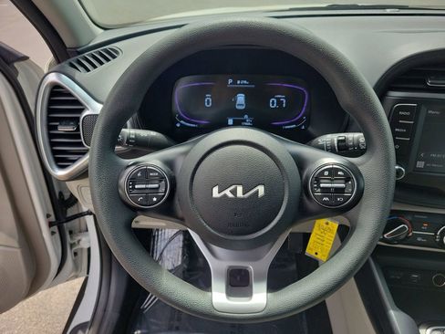 Used 2025 Kia Soul LX w/ LX Technology Package FWD image 24