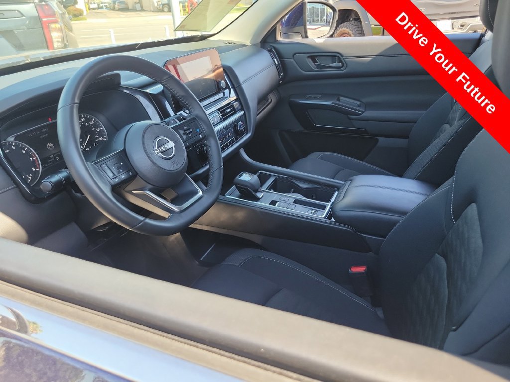 Used 2025 Nissan Pathfinder SV FWD image 3