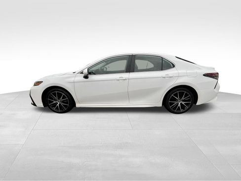 Used 2024 Toyota Camry SE image 9