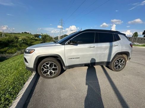 Used 2025 Jeep Compass Limited AWD/4WD image 2