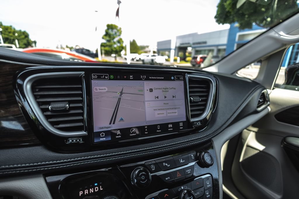 Used 2024 Chrysler Pacifica Limited FWD image 13