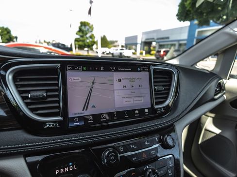 Used 2024 Chrysler Pacifica Limited FWD image 13