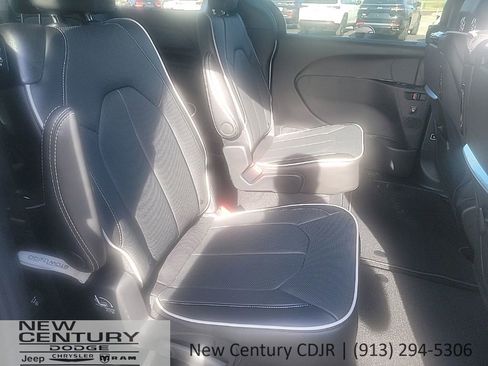 New 2026 Chrysler Pacifica Limited w/ Uconnect Theater Family Group image 24