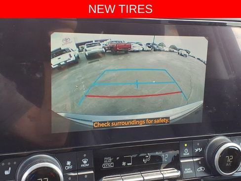 Used 2024 Toyota Highlander XLE AWD/4WD image 22