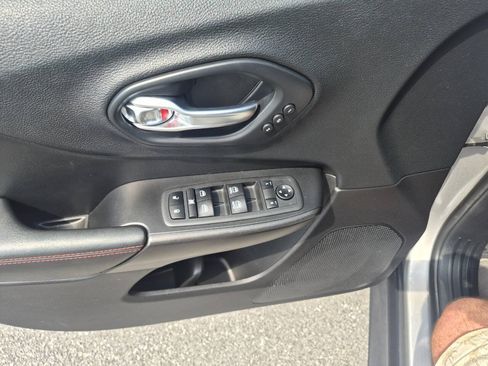 Used 2019 Jeep Cherokee Trailhawk AWD/4WD image 11
